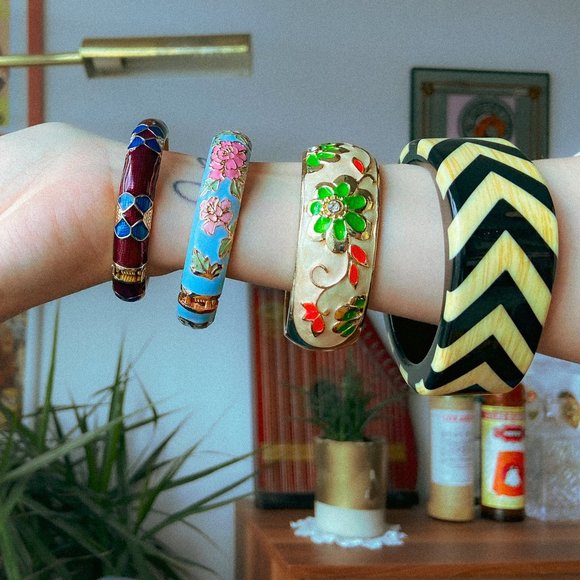 Chunky plastic bangle with wood + chevron elements - Picture 3 of 3